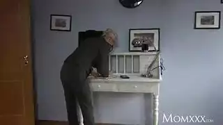 عاهرة طالبة تخدم مجموعة الدراسة في غرفة نوم المعلم خداع جليسة الأطفال يصبح شريط جنس