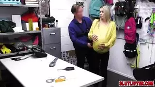 الضابط يستغل المحجبه