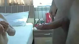 قضيب عملاق يدك فرجًا ضيقًا في متعة قصوى