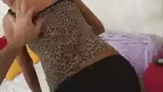 الجمال الطبيعي المجنون يتعرض للجماع العميق حتى الجمجمة
