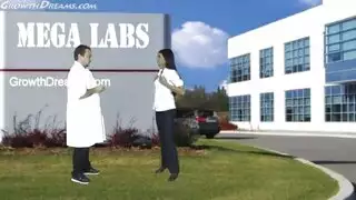 نائب الرئيس يركع لقضيبي في غرفة العلاج هذه في فيلم بورنو