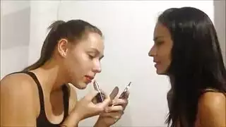 ثنائي مثلي جميل في جلسة قوية للجلوس على الوجه والجماع