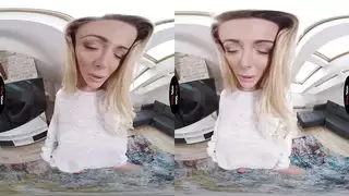 تغطية جسمها العاري بالمرطب الزلق