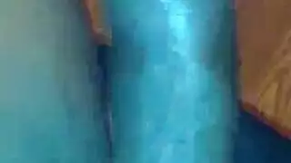 فتاة سمراء كبيرة الصدر تحصل على قذف هائل على وجهها