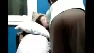 يستغل إجازة اخته وينيكه