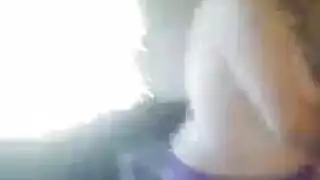 شعر كاندي الأحمر وجسم جينا الشاب في جنس جماعي صارم في الخارج