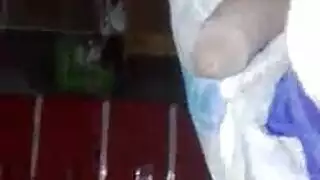 إيفا غوميز الشرهة تأخذ عدة أعضاء في حفلة جنس إباحية