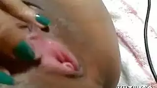 الفتاة تداعب فرجها وشرجها ثم تمص أصابعهما حتى تجف