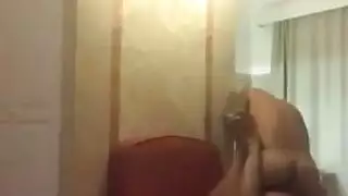 تدخل على اخاها وهو يداك زبه