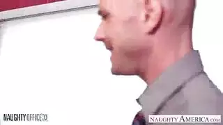 إباحية لحس عنيف: أجنبي يجعلها تبكي من فرط الجنس الفموي