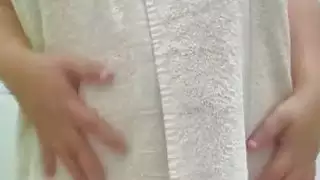 فتاة عربية تعرض ثدييها الضخمين وفرجها المشعر بعد حمام ساخن