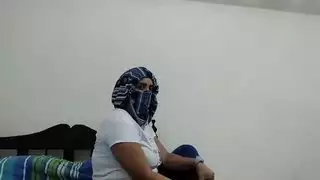 ويب كاميرا مباشر: امرأة عربية سمينة تداعب كسها السمين حتى النشوة