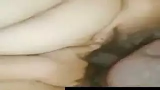 امرأتان سمراوات مثيرتان تمارسان جنس سيارات صريح وقوي