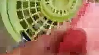 شفاه حمراء تلتف حول قضيب مع أظافر وردية
