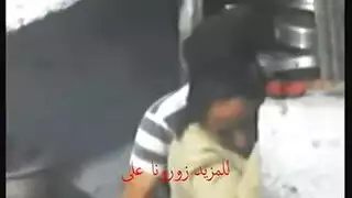 محاصرة ومملوءة: جنس في بئر السلم مع فتاة ممتلئة الصدر