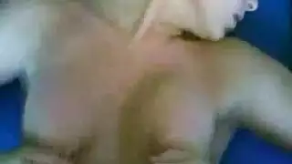 شقراء مراهقة قانونية في تدريب شرجي وحلقي متطرف