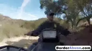 مراهقة نحيفة تصرخ من المتعة وهي تبلغ ذروتها بقوة على سريرها، في خيال غابة برية