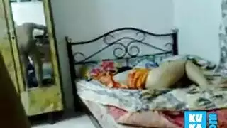 زوجة تبلع قضيب زوجها الضخم في مشهد مص قاسي