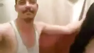شاب يمارس الجنس بقوة مع امرأة أكبر، يتحسس أثداءها الكبيرة بعمق