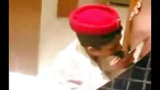مضيفة طيران تثير الركاب