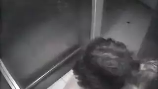 سكس قوي في المصعد: وضعية الكلب والإمساك بالثدي