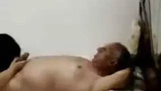 راجل عجوز وبنت صغيرة