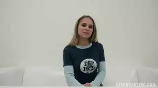 شقراء تُدمر مؤخرتها في بورن تخييم جامح