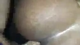 جلسة حلق عميق: ميلف سمراء محشوة بقضيب صلب