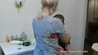 مع امه فوق السرير