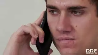 أثداء كبيرة لامرأة ممتلئة الجسم تثير شابًا لأجل إباحية اختراق عميق