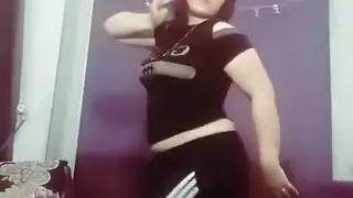 إكس إكس إكس: أخصائية رقص عربي تنخفض وتأخذ زب كبير