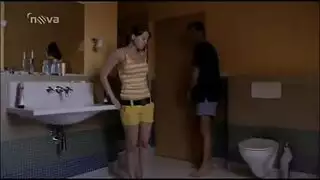 عمها يصفع مؤخرتها الممتلئة، وهي تئن برغبة