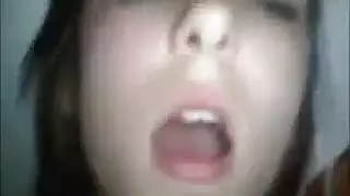 رجل ينيك قحبه يجعله تشهق من نيك