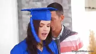 الاخت تخرجت من الجامعة والاخ يكافئها بنيك الطيز