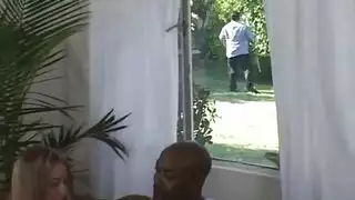 قضيب أسود ضخم يمدد فرج أبيض صغير