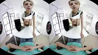 الفتاة ذات الثديين الضخمين كاترينا تأخذ قضيباً في الواقع الافتراضي بين ثدييها