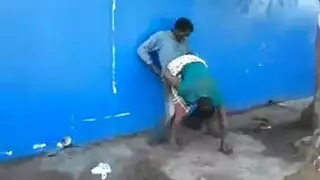 إباحية مشتغلة بالشارع: رجل أفريقي مثير مجنون يضرب متسولة في مرأى الجميع