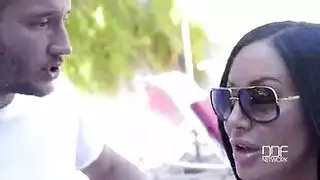 أثداء كبيرة وفحل قوي يمارسان الجنس بجانب حوض السباحة