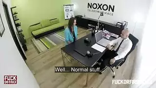 السكرتيرة المثيرة تمص وتتعرّض للضرب من رئيسها الفرنسي بقوة