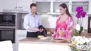 إكس إكس إكس عالمي: ربة منزل تتوسل لجنس عنيف