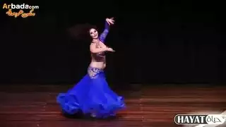 فتاة زرقاء جامحة في رقصة إثارة إباحية