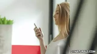 شهوة قانونية: أليكسيس وأنجيلا تشاركان في ثلاثي صريح مع محاميهما