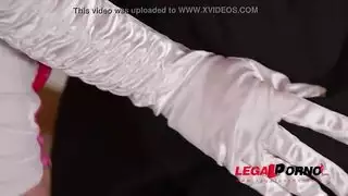 فتاة صغيرة تحصل على تدليك يدوي لمهبلها المشعر