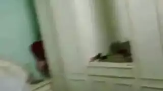 جنس في الشقة بدون واقي: قذف داخلي بعد نيك عنيف