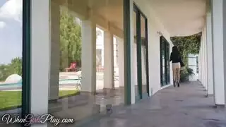 فتاتان سمراوان تتقاسمان قبلاً مبللة وجنساً فموياً في جلسة تدليك ساخنة