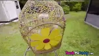 خيال القفازات الشقراء: رايلي ستار تُمارس الجنس بقوة مع البستاني