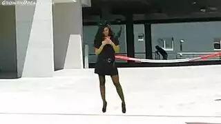 العاهرة تأخذ قضيب الهنتاي بعمق في مهبلها