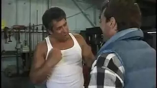 حصان صغير يقذف النساء بقوة في فيديو إباحي حيواني صريح