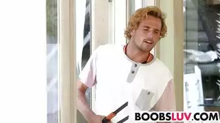 الإفلاس المالي يقوده إلى قضيب أسود صريح