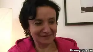 المبكر يحصل على الدودة: زوجة الأب تحصل على جنس وجه